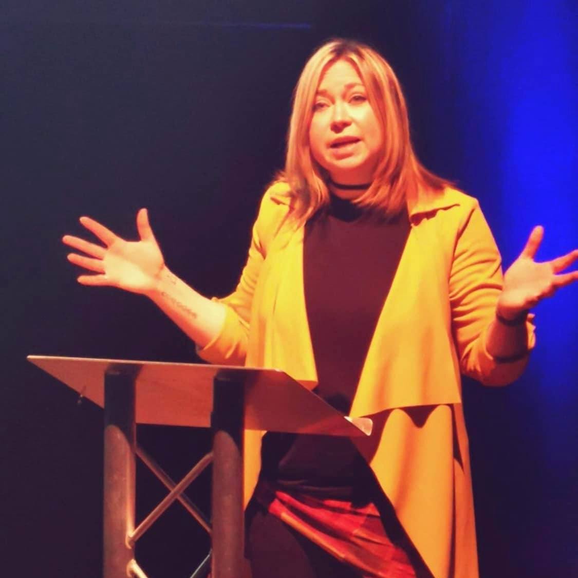 Photograph of Laura Fyfe performing